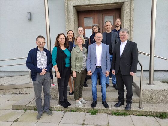 Bischof Manfred mit dem Team des Pflegeheim Sonnenhof / © Dekanat Linz Mitte Bischof Manfred mit dem Team des Pflegeheim Sonnenhof